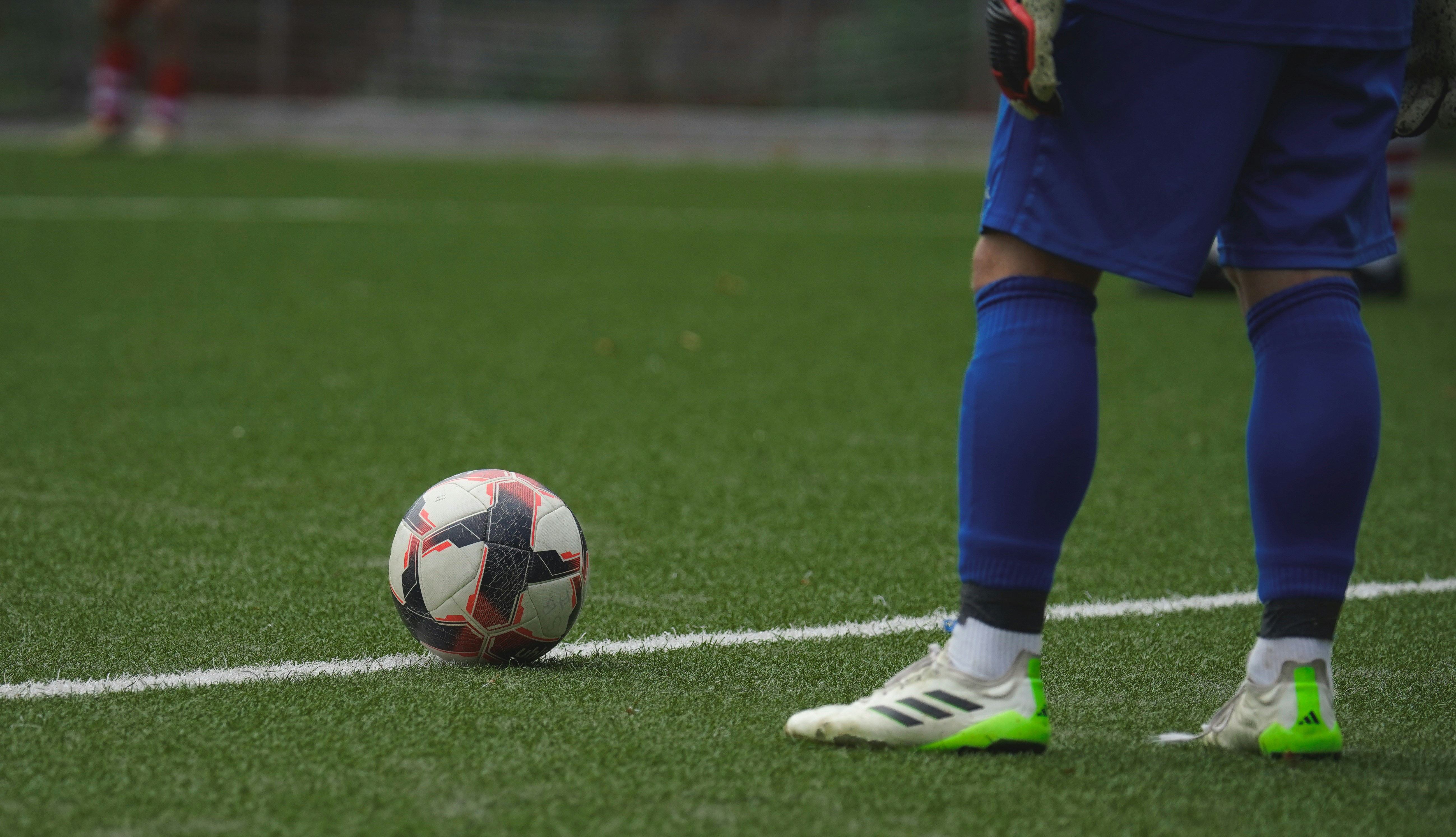 Σύγχρονες εγκαταστάσεις ποδοσφαίρου με επαγγελματικά γήπεδα